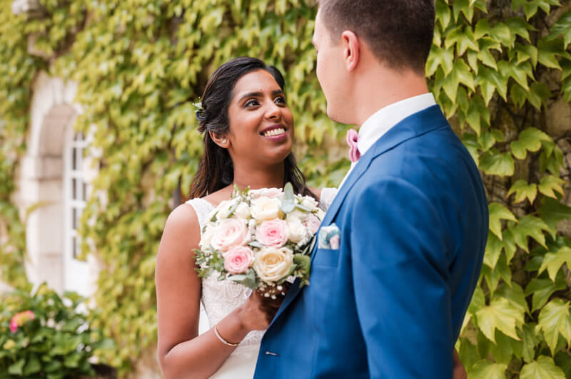 mariage-couple-abbaye-royale-notre-dame-cercanceaux-900