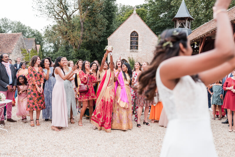 mariage-jeter-bouquet-abbaye-royale-notre-dame-cercanceaux-900