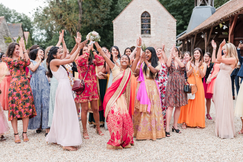 mariage-jeter-bouquet-abbaye-royale-notre-dame-cercanceaux-901