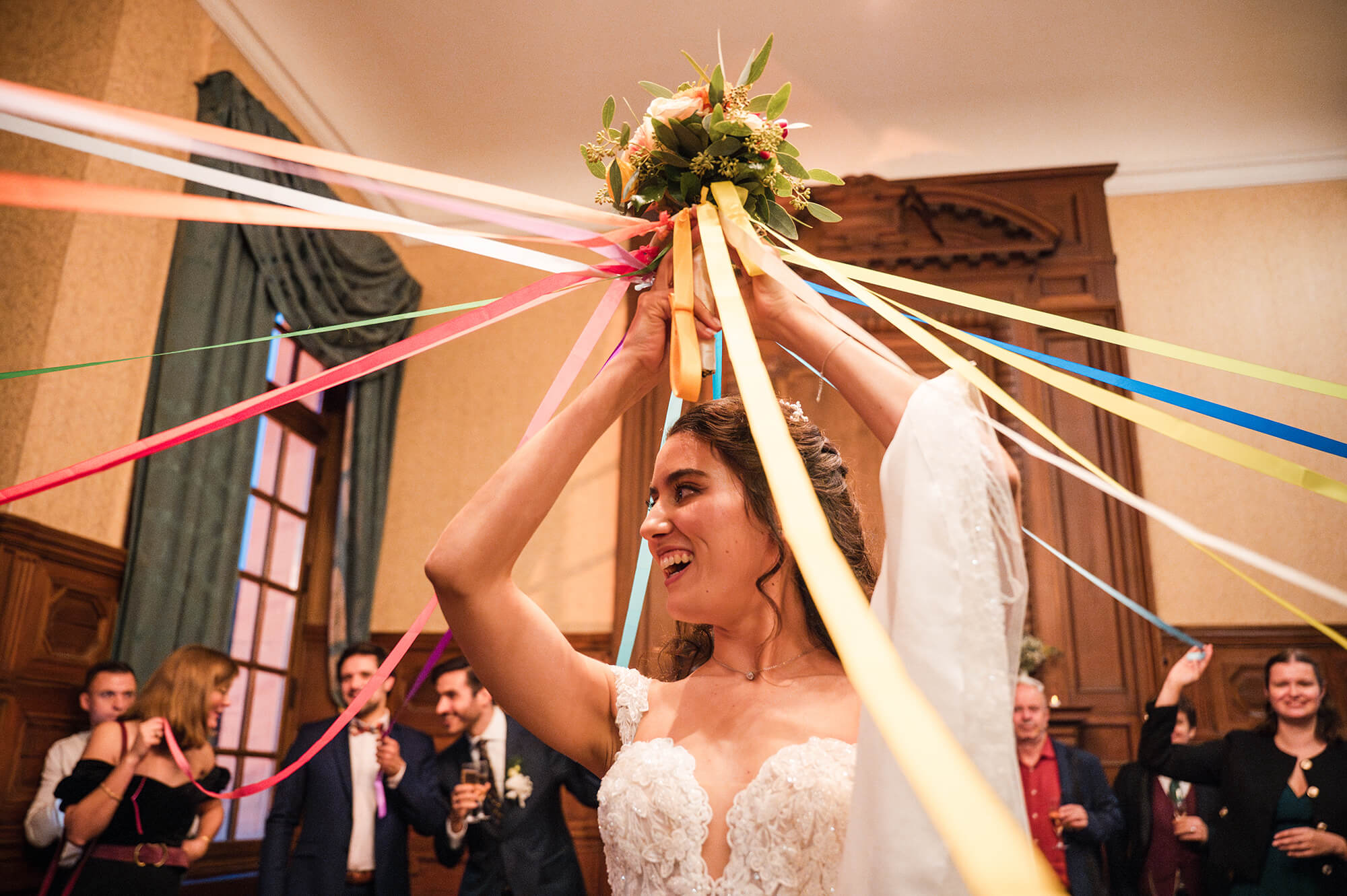 mariage-bouquet-chateau-chambly-900 Ronde des rubans de mariage au château de Chambly
