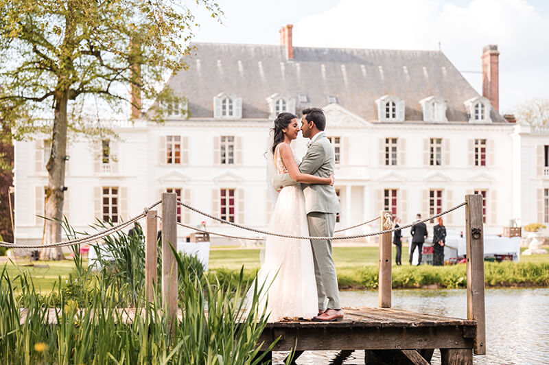 mariage-photos-couple-chateau-barthelemy-1 Photographies de couple au château Barthélemy pendant le mariage