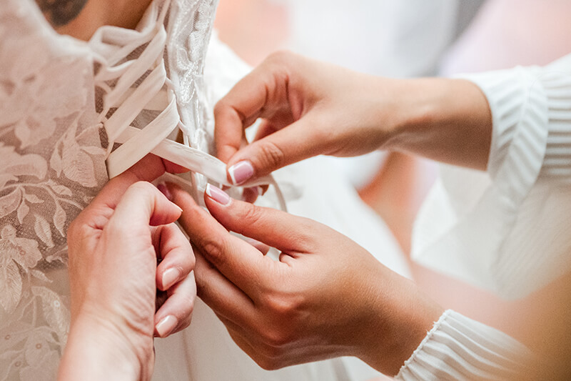 Préparatif de la mariée au domaine des Médards