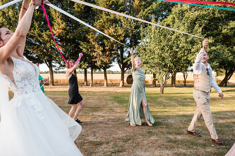 Ronde des rubans pendant un mariage au domaine des Médard