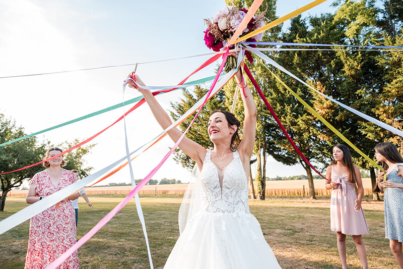 Ronde des rubans pendant un mariage au domaine des Médard