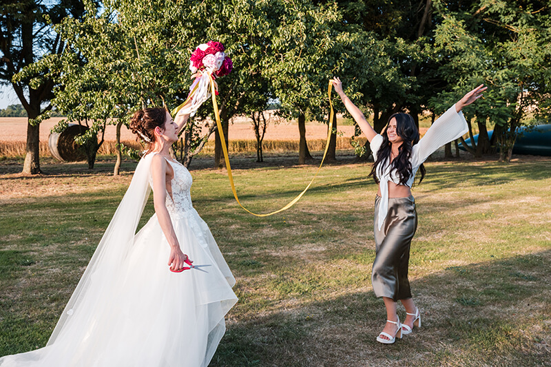 Ronde des rubans pendant un mariage au domaine des Médard