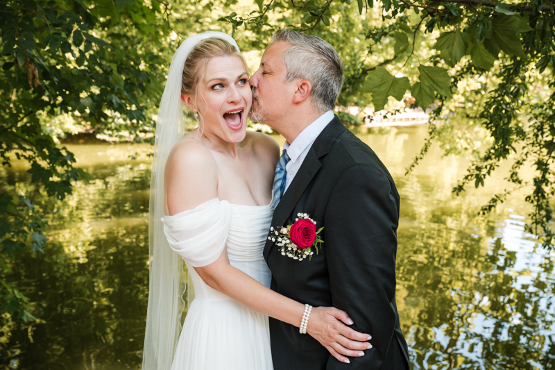 Séance photos de couple pendant le mariage au Rosa Bonheur