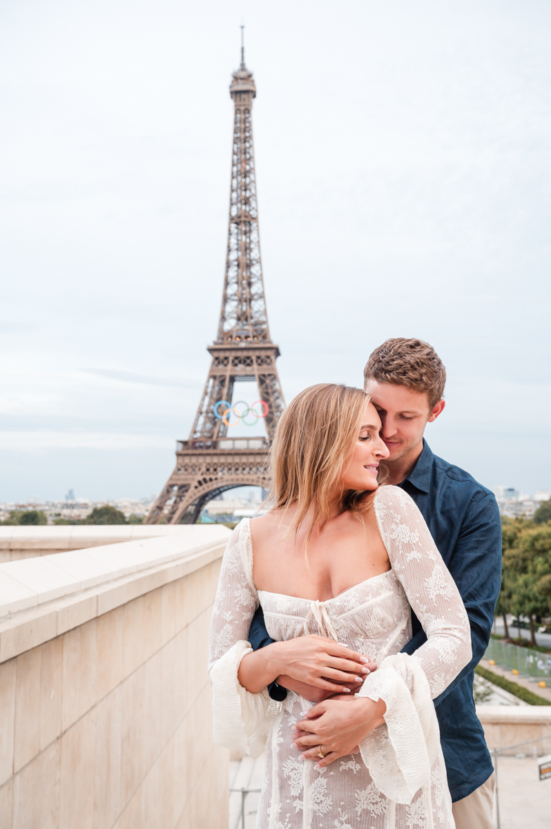 Photos de couple devant la tour Eiffel