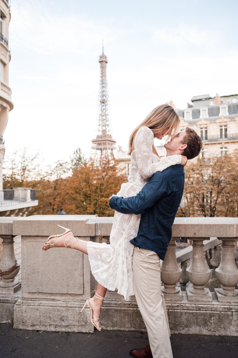 Photos de couple devant la tour Eiffel