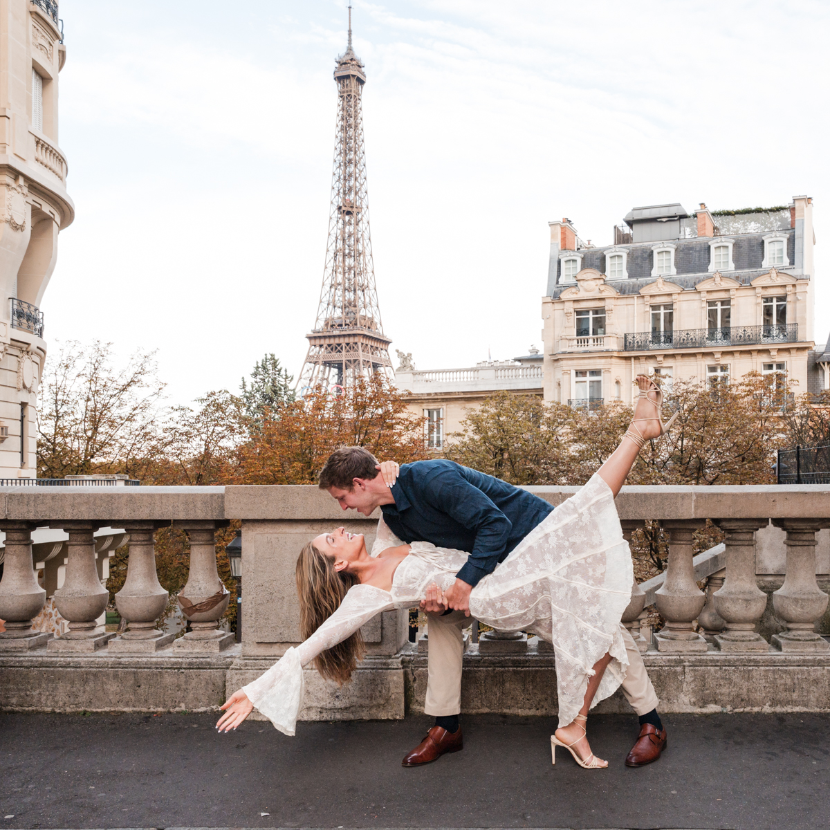 Photos de couple devant la tour Eiffel