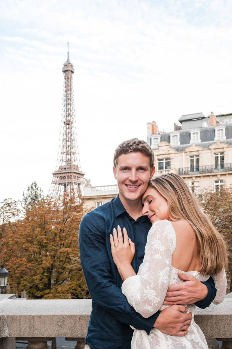 Photos de couple devant la tour Eiffel
