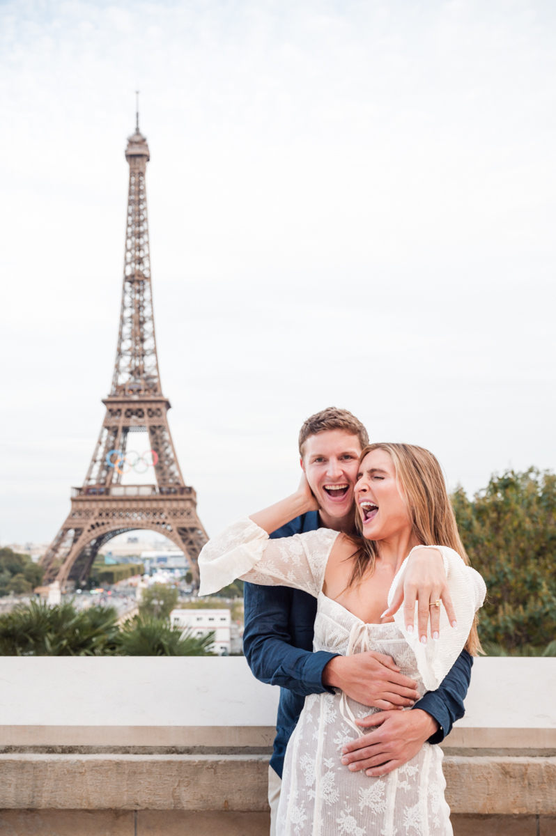 Photos de couple devant la tour Eiffel