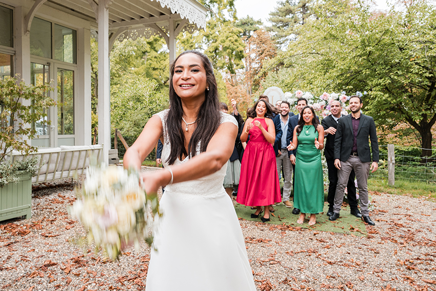 Lancer de bouquet de mariage à Maison Ladurée Pavillon Gravelle au bois de Vincennes - Studio Matthieu - 228 Lancer de bouquet de mariage à Maison Ladurée Pavillon Gravelle au bois de Vincennes - Studio Matthieu