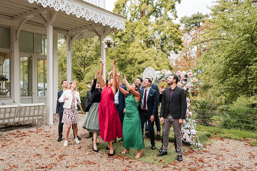 Lancer de bouquet de mariage à Maison Ladurée Pavillon Gravelle au bois de Vincennes - Studio Matthieu - 230 Lancer de bouquet de mariage à Maison Ladurée Pavillon Gravelle au bois de Vincennes - Studio Matthieu