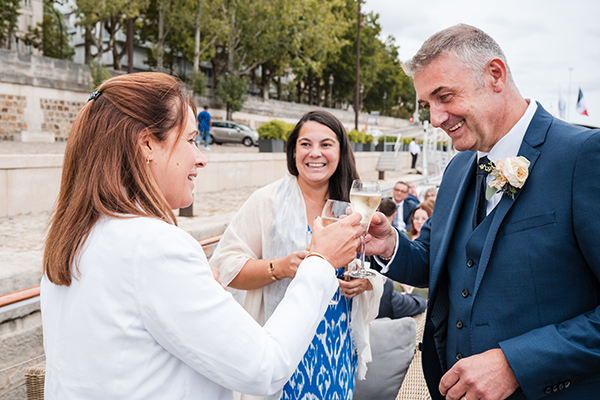 Photos lors de l'apéritif de mariage sur la Péniche Victoria