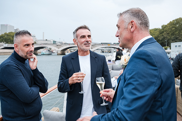 Photos lors de l'apéritif de mariage sur la Péniche Victoria