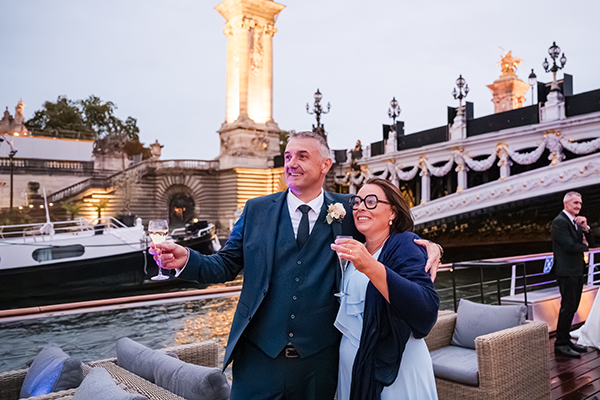 Photos lors de l'apéritif de mariage sur la Péniche Victoria