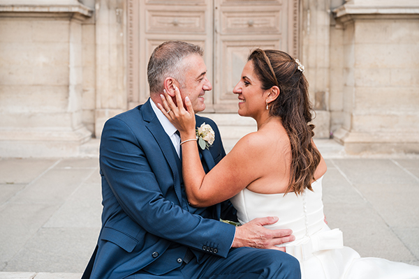 Photos de couple pendant un mariage à Paris