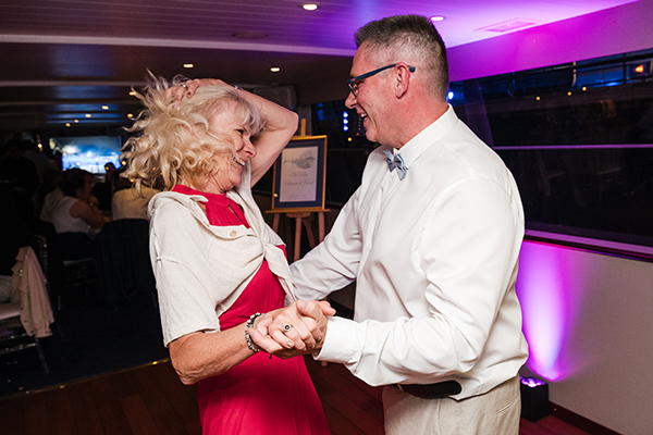 Photos lors de la soirée de mariage sur la Péniche Victoria