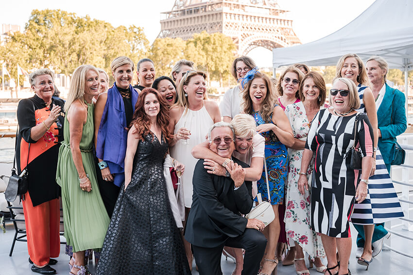 Photo de groupe sur la Seine devant la tour Eiffel