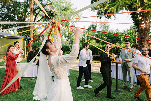 Ronde des rubans lors d'un mariage au domaine de Gaston