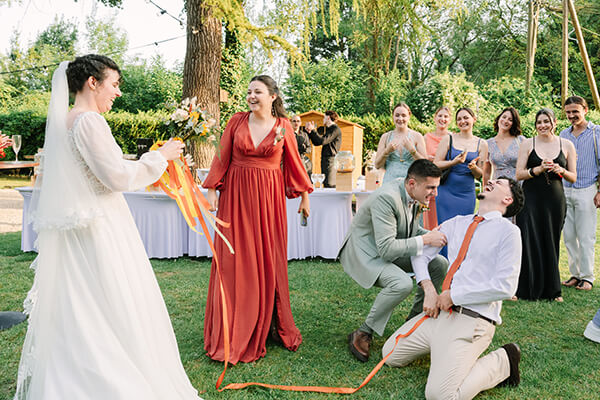 Ronde des rubans lors d'un mariage au domaine de Gaston